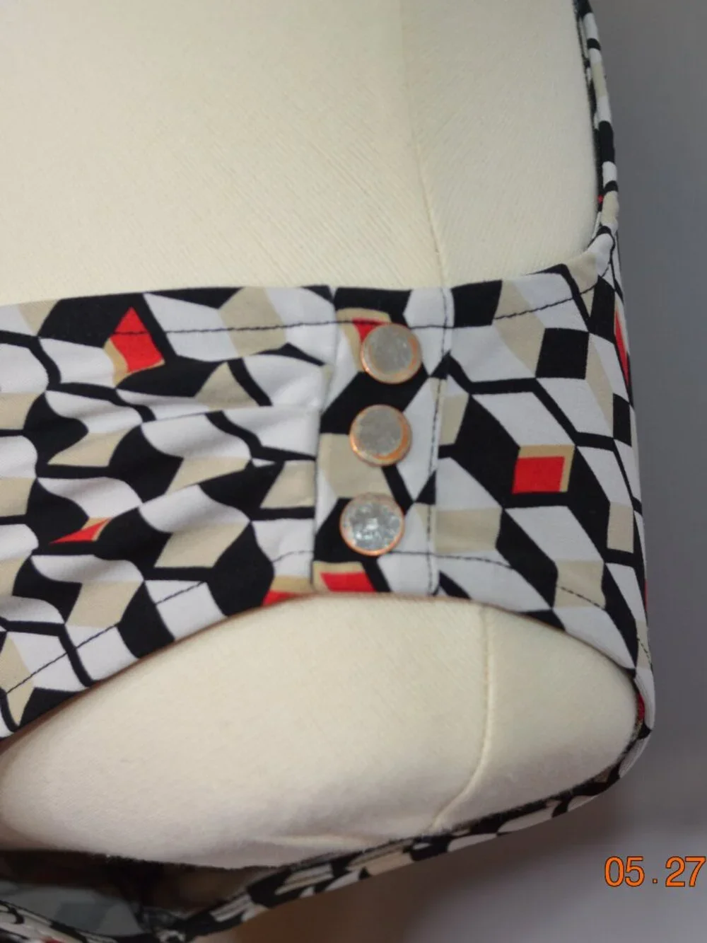 White House Black Market Women’s Large Cream Black Red Sleeveless Blouse